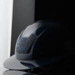 Lifestylefoto KASK Kooki Lady Swarovski Teppich Navy Shine