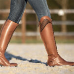 Photo lifestyle bottes cavalières QHP Hailey marron