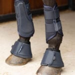 Image lifestyle protège-jambes Harry's horse BamBooBoot marine