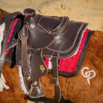 Close up Crafty Ponies Westernzadel Met Borsttuig