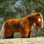 Kuscheltier Pferd Crafty Ponys Braun/Weiß Lifestyle-Bild