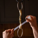 Appliquer le ruban d'emballage pour embouts LeMieux