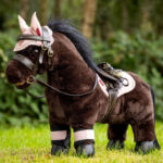 Toy Pony hoofdstel LeMieux lifestyle foto met roze