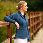 Lifestyle foto zijaanzicht wedstrijdjas QHP Juliet Petrol Blue