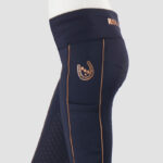 Détail jambe Legging d'équitation rouge Yuki Kids, bleu/or rose