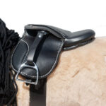 Seitenansicht Crafty Ponys Advanced Sattel schwarz