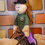 Onstructrice Iris Crafty Ponies op paard