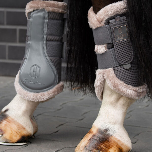 Lifestyle foto peesbeschermers Eskadron Mesh Faux Fur Earl Grey