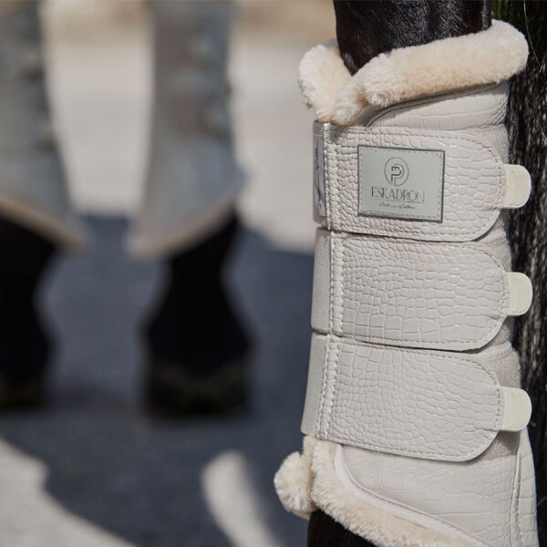 Sfeerfoto Eskadron Platinum Croco peesbeschermers Pearl Grey