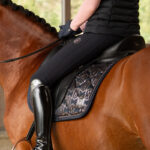 Close up zadeldek Eskadron Glossy Navy