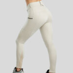 Rückseite der Reitleggings Montar MoGloria Full Grip Hellsilbergrau
