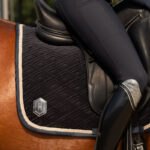 Close up zadeldek Eskadron Velvet Emblem navy