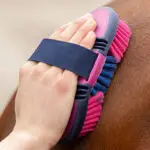 Lifestyle foto QHP Zachte Borstel Flexible Fuchsia/Navy