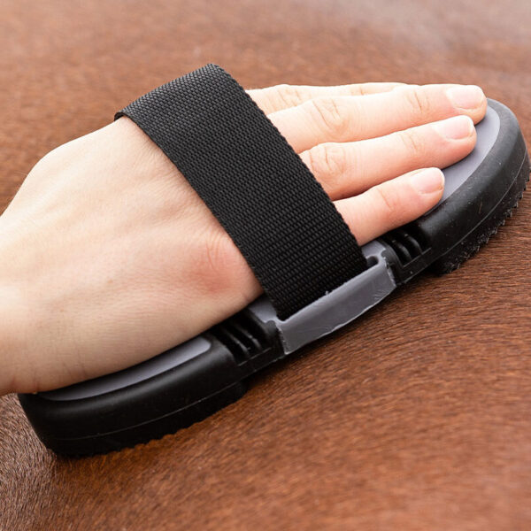 Lifestyle foto QHP Flexibele roskam Grijs/Zwart