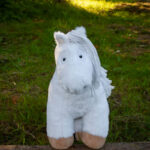 Lifestyle foto Crafty Ponies witte veulen  paardenknuffel