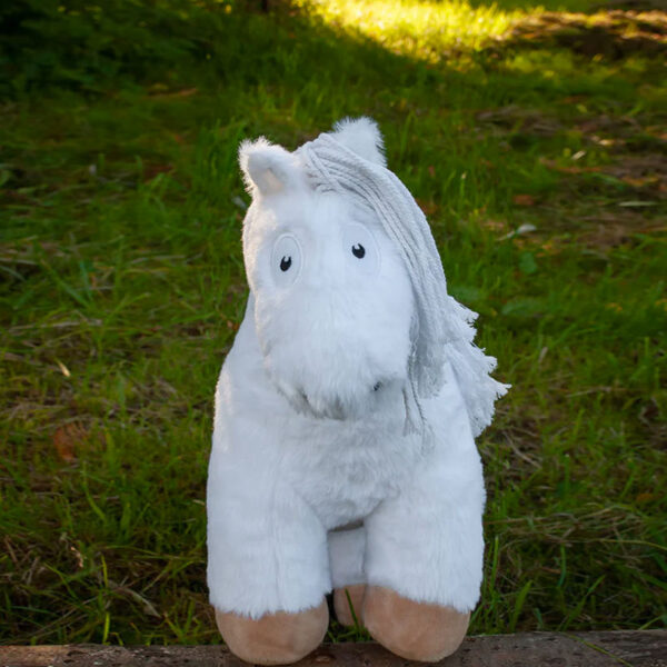 Lifestyle foto Crafty Ponies witte veulen  paardenknuffel