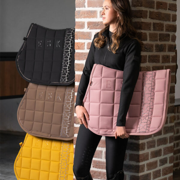 Lifestyle foto Eskadron dekje Big Square softshell Platinum zwart