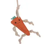 Detail wortel QHP paardenspeelgoed boxhanger