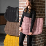 Lifestyle foto Eskadron dekje Big Square softshell Soft Rouge Pltinum