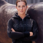 Lifestyle foto Eskadron hoody Zaza zwart