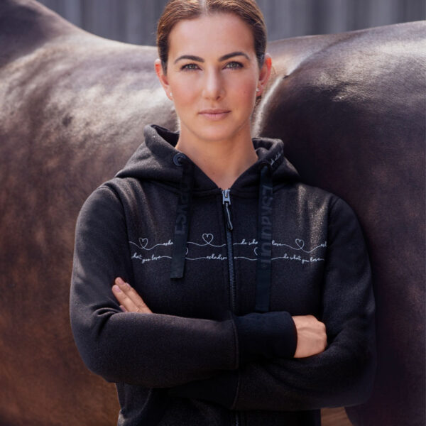 Lifestyle foto Eskadron hoody Zaza zwart