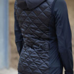 Lifestyle achteraanzicht Harry's Horse Bodywarmer DC Amethyst