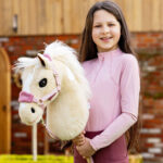 Lifestyle foto LeMieux Hobby Horse halsterset Vogue Blossom