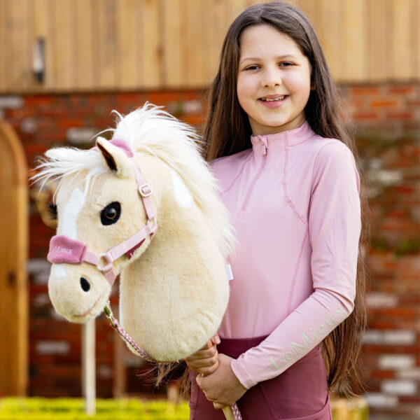 Lifestyle foto LeMieux Hobby Horse halsterset Vogue Blossom