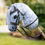 Lifestyle foto Standing martingaal LeMieux Hobby Horse Bruin