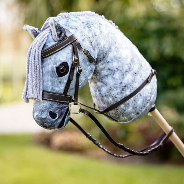 Lifestyle foto Standing martingaal LeMieux Hobby Horse Bruin