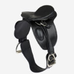 Zijaanzicht LeMieux Toy Pony dressuurzadel zwart
