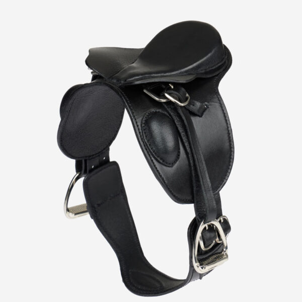 Zijaanzicht LeMieux Toy Pony dressuurzadel zwart