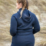 Lifestyle foto achterkant vest Montar Lize Curve Dark Navy