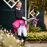Lifestyle foto uitrijdeken QHP Hobby Horse Fuchsia