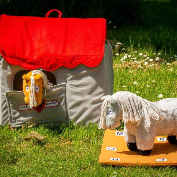 Rijbak en stoffen stal Crafty Ponies