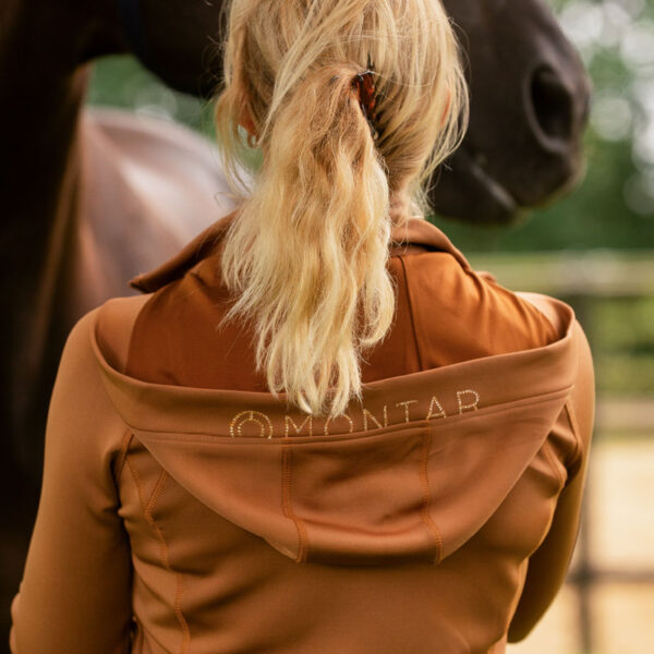 Close up capuchon vest Montar Liza Toffee