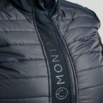 Close up logo Montar jas Emma Curve dark navy