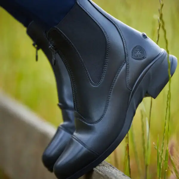 Lifestyle foto Ariat Heritage Zip Zwart