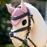 Lifestyle foto LeMieux Hobby Horse Fly Hood Blossom