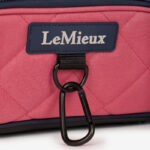 Detail karabijnhaak LeMieux ProKit Lite Poetstas Cranberry