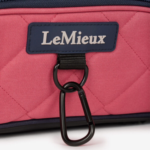 Detail karabijnhaak LeMieux ProKit Lite Poetstas Cranberry