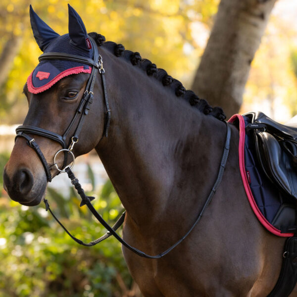 LeMieux Loire oornetje Navy/Cranberry lifestyle afbeelding