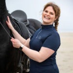 Lifestyle shoot Shirt Montar Everly Curve Dark Navy