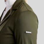 Detail logo mouw Montar Wedstrijdjas MoGloria Olijf