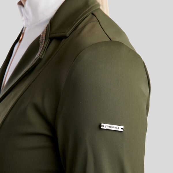Detail logo mouw Montar Wedstrijdjas MoGloria Olijf