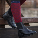Lifestyle foto Paardrijsokken QHP Classic Wine Red