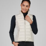 Lifestyle foto Pikeur Hybrid Bodywarmer 8003 Pale Grey voorkant