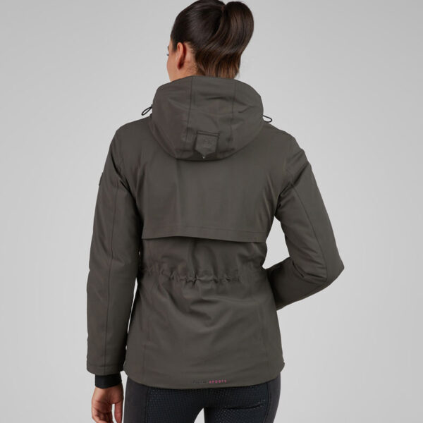 Achterzijde Pikeur Jas 8024 Waterdicht Deep Khaki Lifestyle foto