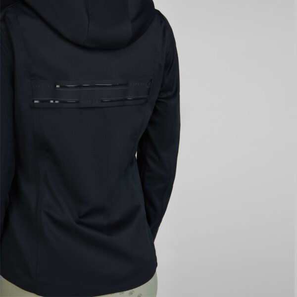 Achterzijde Pikeur Softshell Regenjas 7047 Athleisure zwart