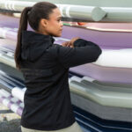 Achterzijde lifestyle foto Pikeur Softshell Regenjas 7047 Athleisure